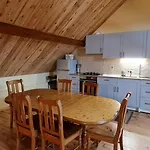 Loft Mansardé Du Train Jaune Avec Vue Sur Les Montagnes Saillagouse