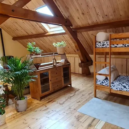 Loft Mansardé Du Train Jaune Avec Vue Sur Les Montagnes