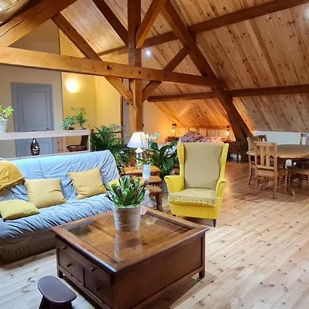 Loft Mansardé Du Train Jaune Avec Vue Sur Les Montagnes