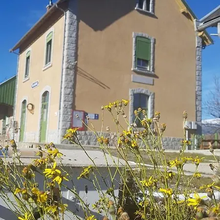 Loft Mansardé Du Train Jaune Avec Vue Sur Les Montagnes * Saillagouse