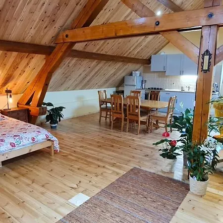 Country house Loft Mansarde Du Train Jaune Avec Vue Sur Les Montagnes