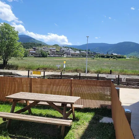 Loft Mansardé Du Train Jaune Avec Vue Sur Les Montagnes Saillagouse