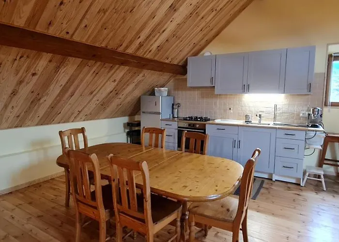 Loft Mansardé Du Train Jaune Avec Vue Sur Les Montagnes Saillagouse
