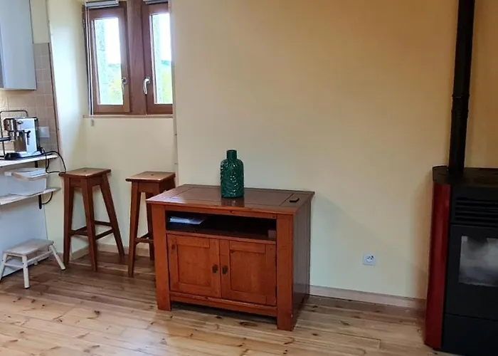 Loft Mansardé Du Train Jaune Avec Vue Sur Les Montagnes Casa di campagna