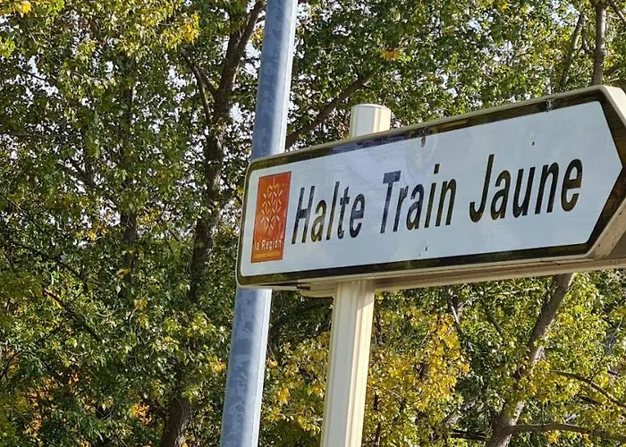 Loft Mansardé Du Train Jaune Avec Vue Sur Les Montagnes