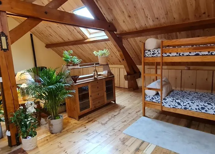 Loft Mansardé Du Train Jaune Avec Vue Sur Les Montagnes