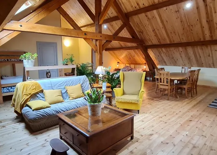 Loft Mansardé Du Train Jaune Avec Vue Sur Les Montagnes