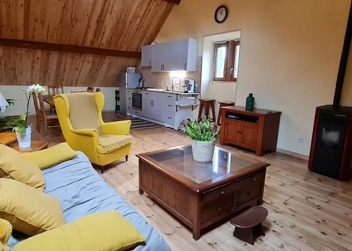Loft Mansardé Du Train Jaune Avec Vue Sur Les Montagnes Casa di campagna *