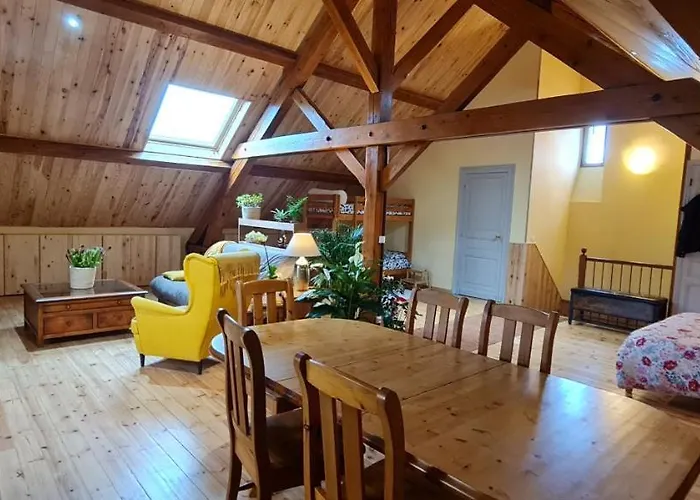 Loft Mansardé Du Train Jaune Avec Vue Sur Les Montagnes Casa di campagna Saillagouse