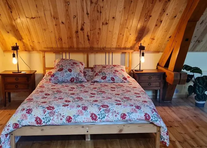 Loft Mansardé Du Train Jaune Avec Vue Sur Les Montagnes Casa di campagna
