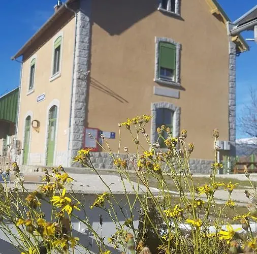 Loft Mansardé Du Train Jaune Avec Vue Sur Les Montagnes * Saillagouse