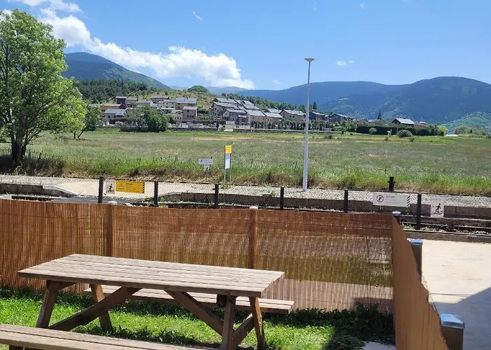 Loft Mansardé Du Train Jaune Avec Vue Sur Les Montagnes Saillagouse